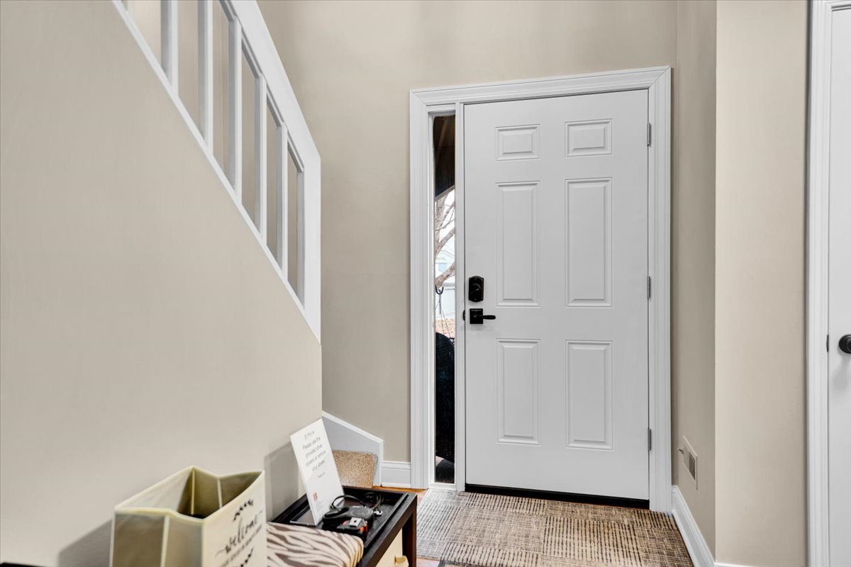 196 Shoreline Road, Lake Barrington, IL