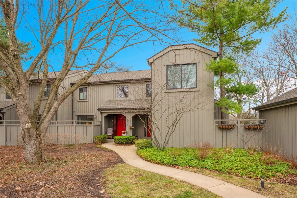 196 Shoreline Road, Lake Barrington, IL