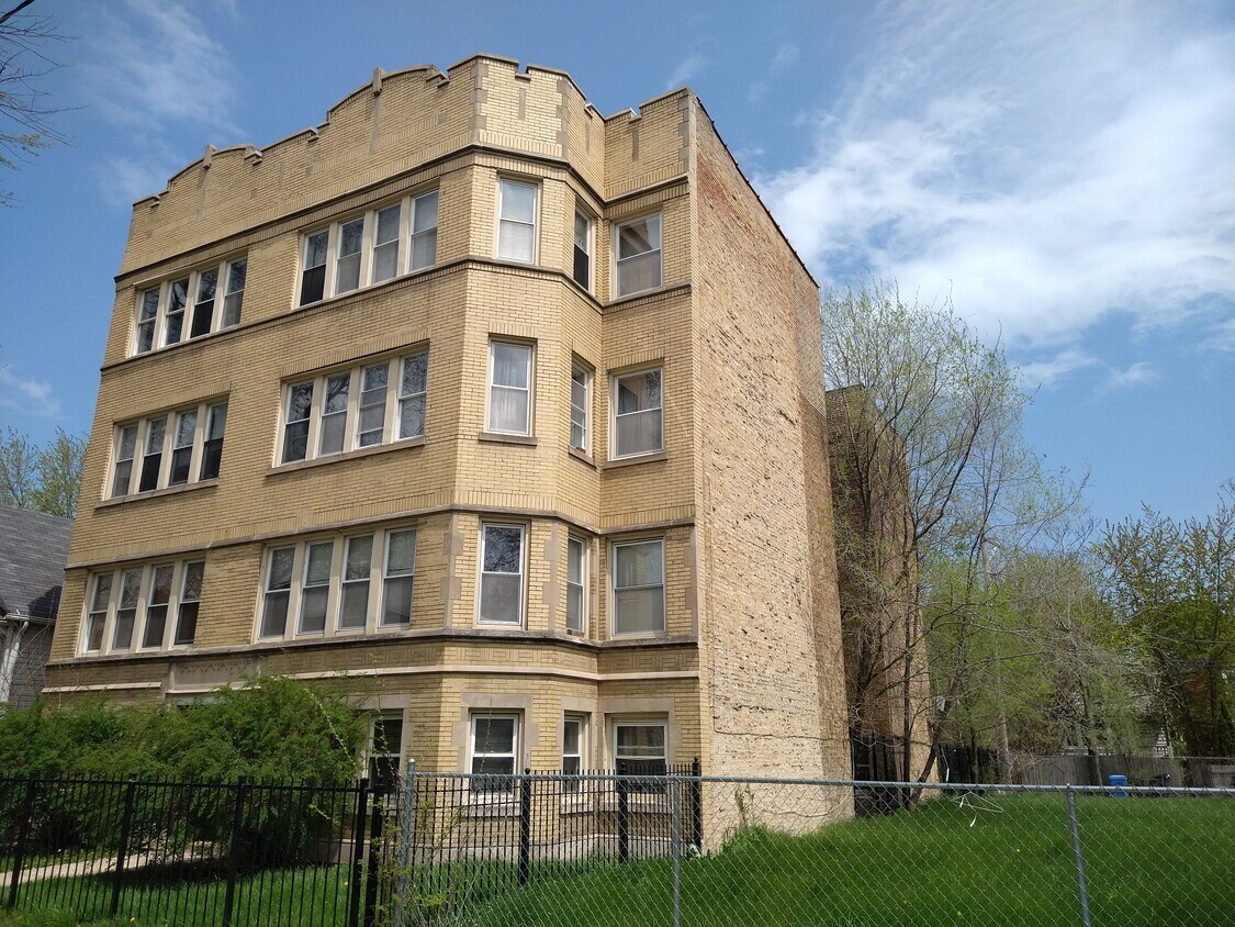 7931 S Manistee Avenue, Chicago, IL
