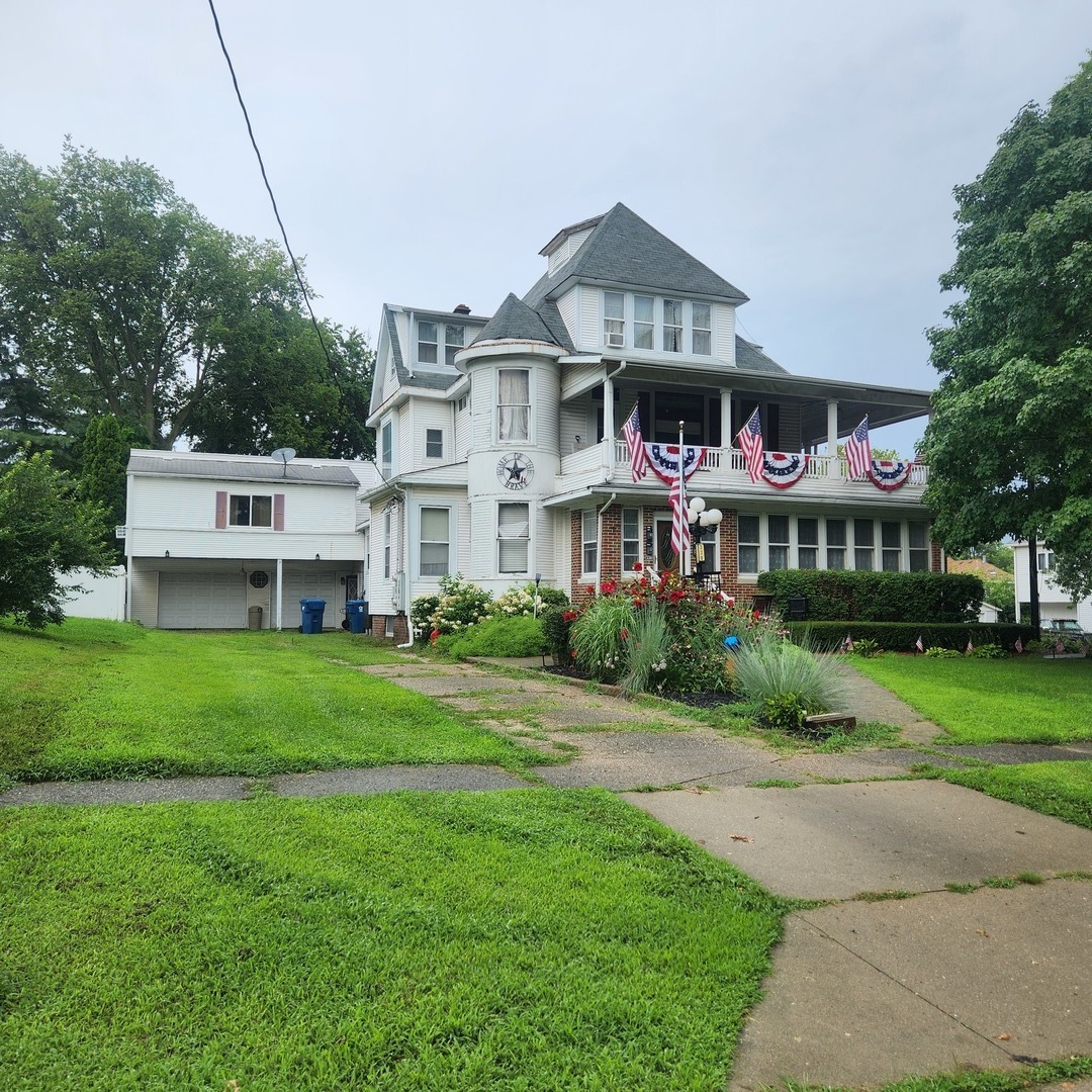 330 E Locust Street, Watseka, IL