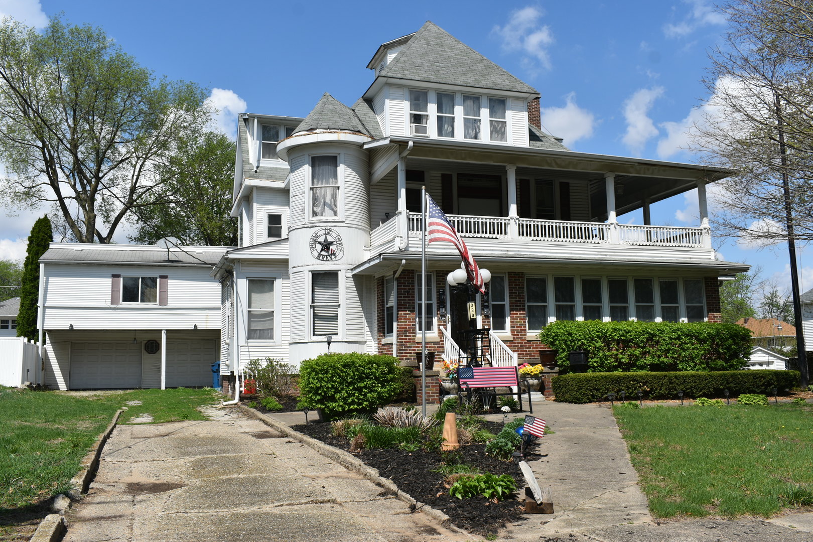 330 E Locust Street, Watseka, IL