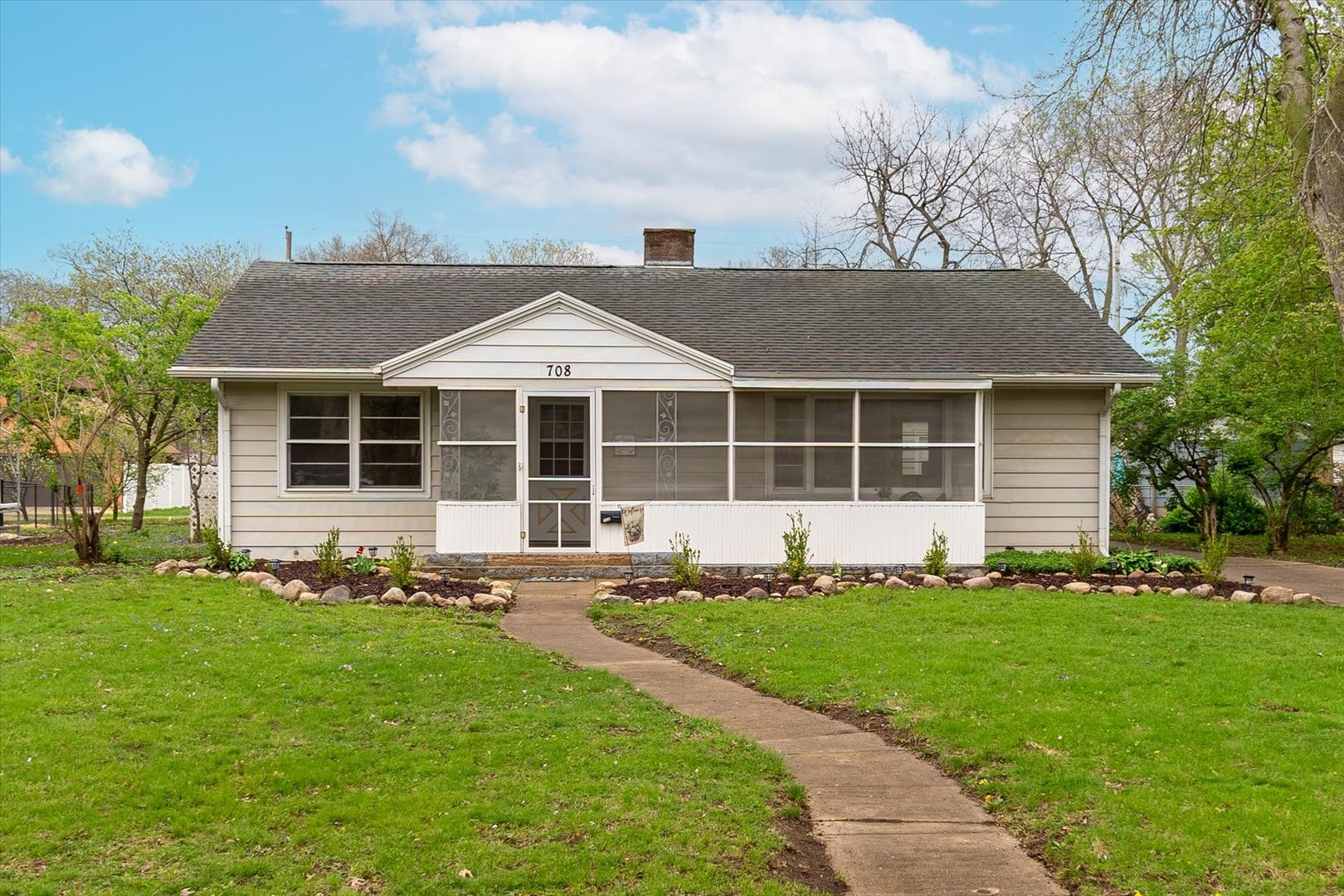 708 Market Street, Henry, IL