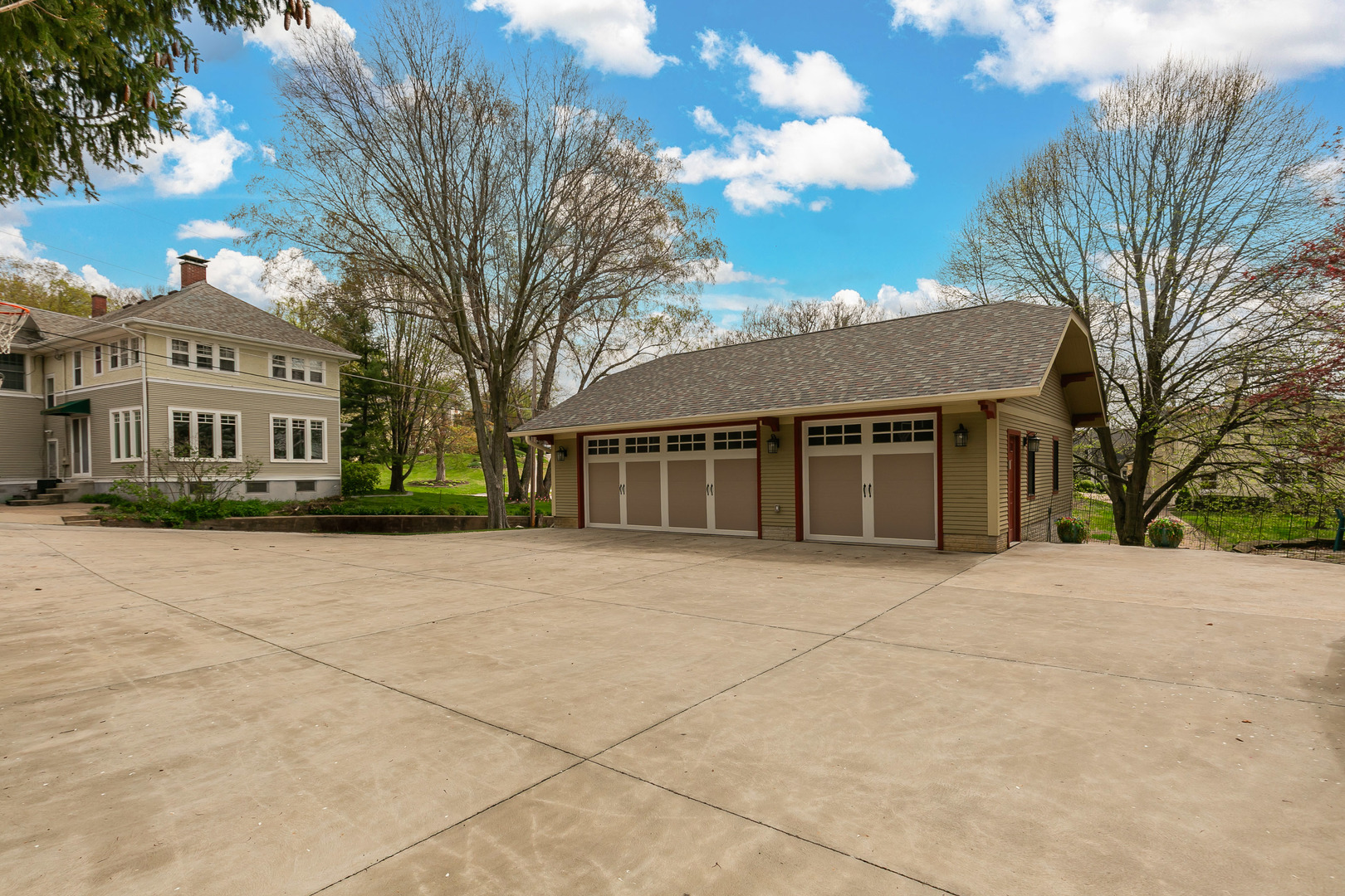 2446 E River Drive, Davenport, IA