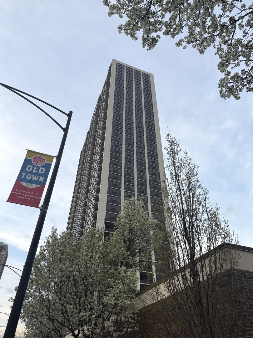 1560 N Sandburg Terrace #3709, Chicago, IL