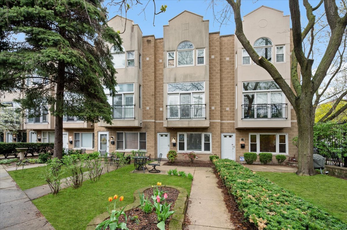 1214 W School Street, Chicago, IL