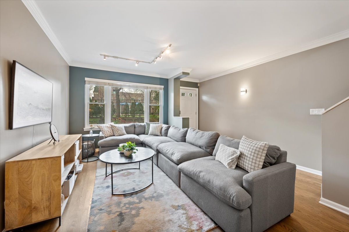 1214 W School Street, Chicago, IL