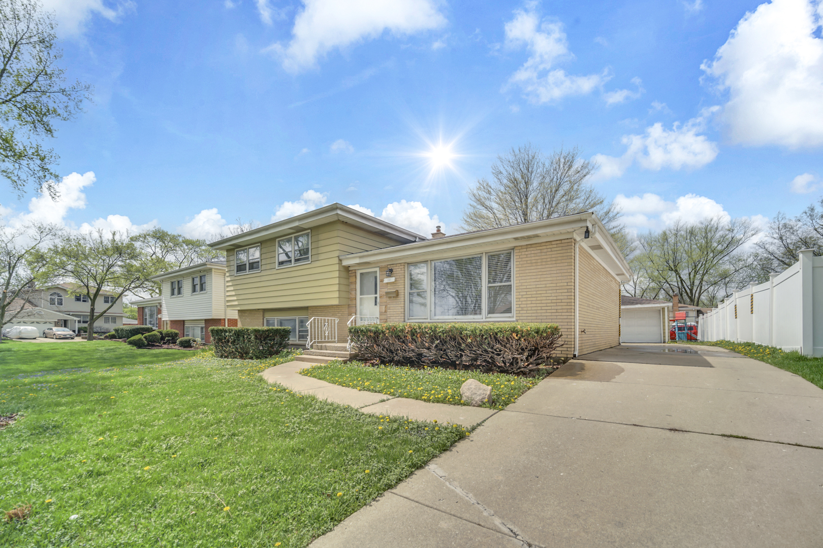 10 N ADAMS Drive, Addison, IL
