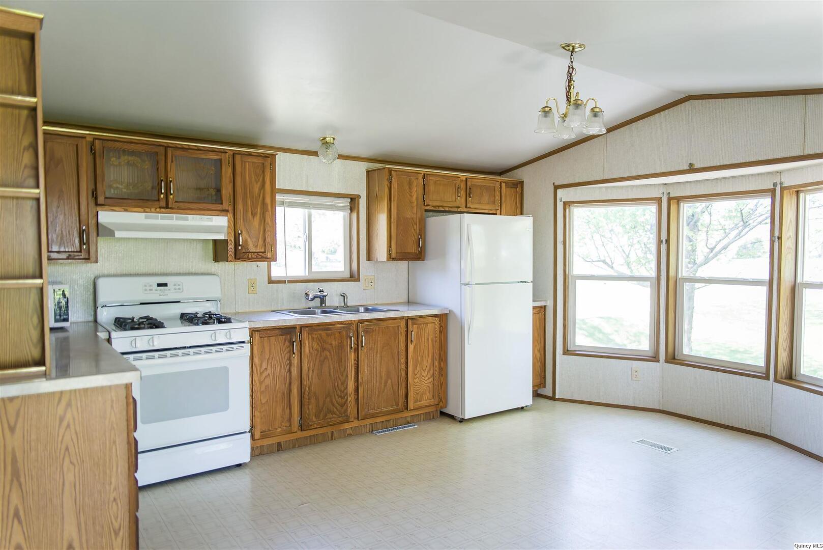 110 N 1st St, West Point, IL