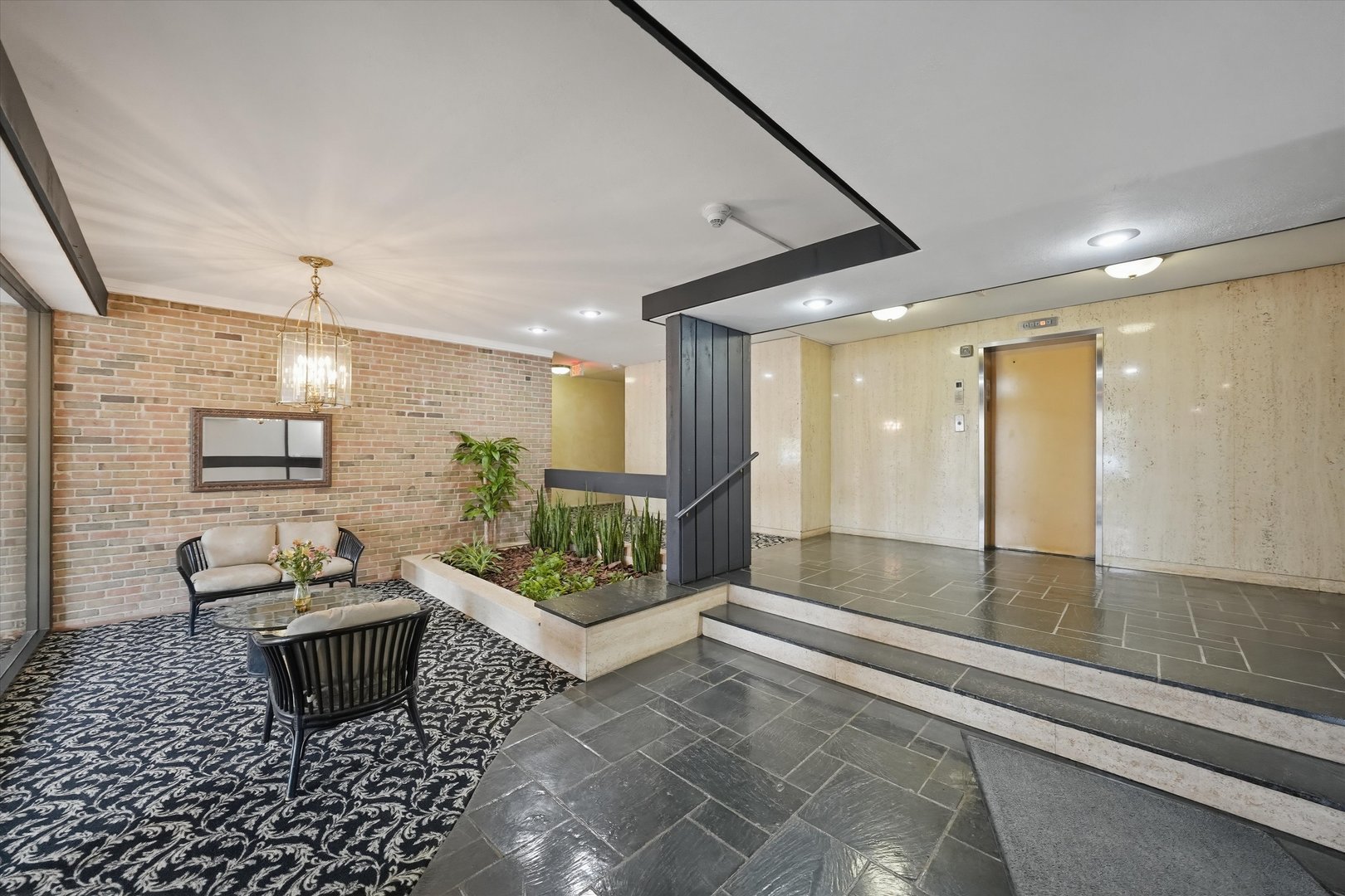 300 Claymoor Road #2E, Hinsdale, IL