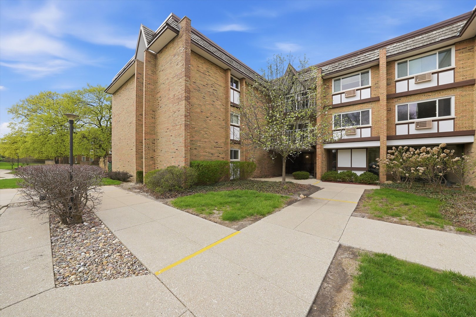 300 Claymoor Road #2E, Hinsdale, IL