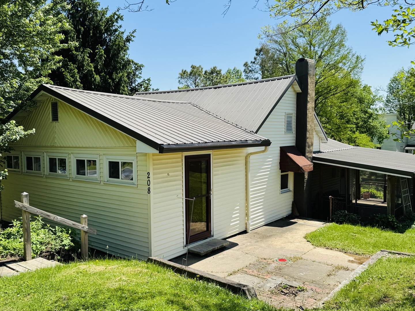 208 W Poplar Street, Cobden, IL