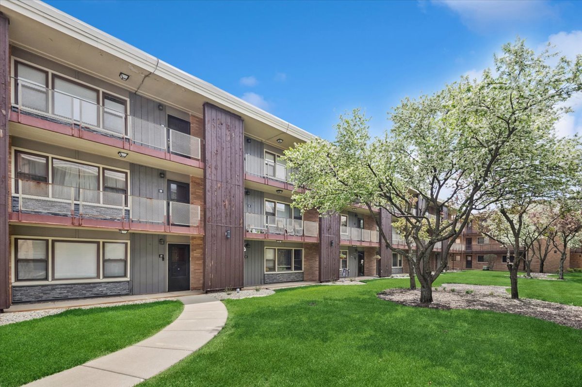 9620 W Higgins Road #2D, Rosemont, IL