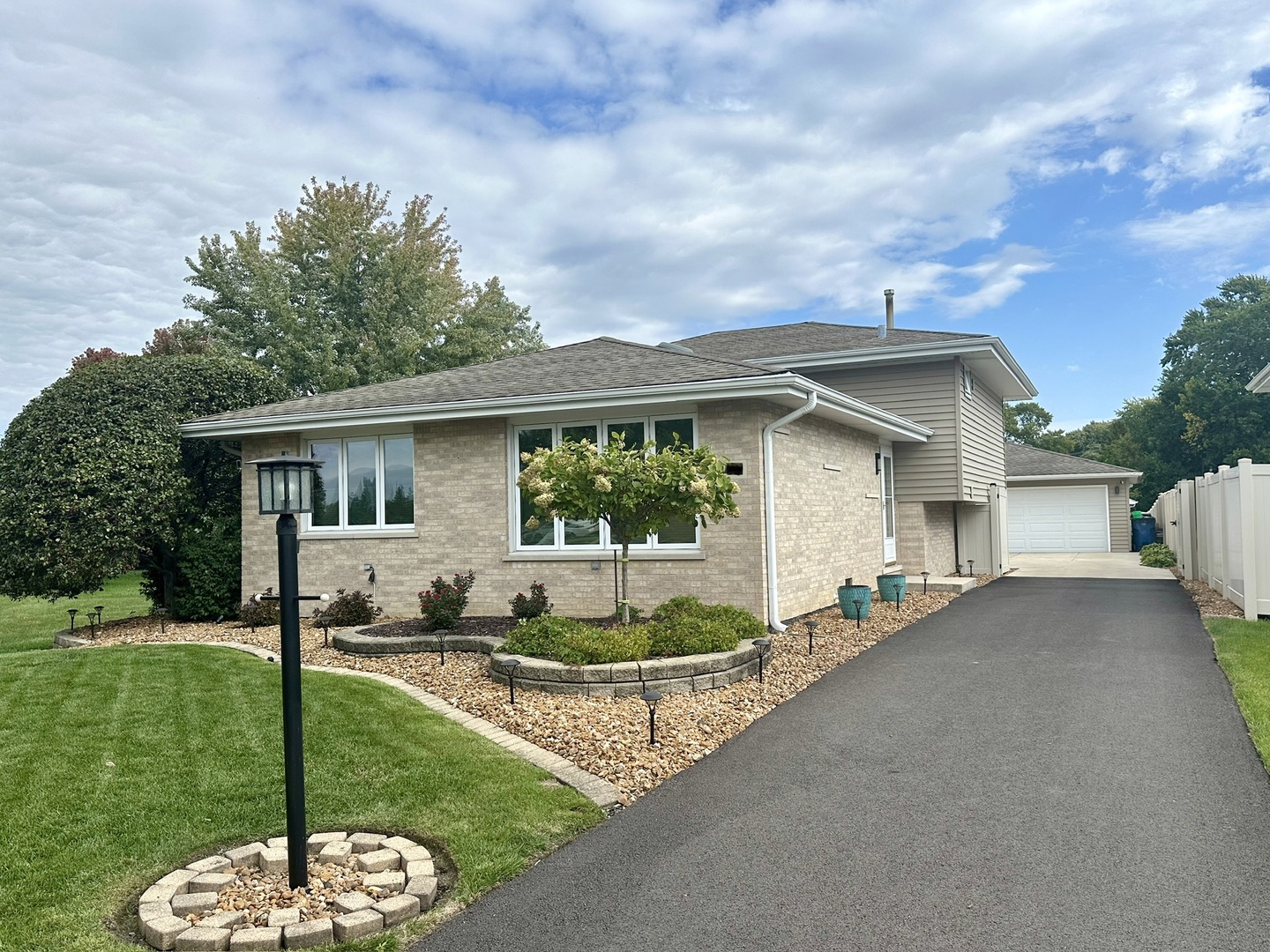 14221 Kilbourne Avenue, Crestwood, IL