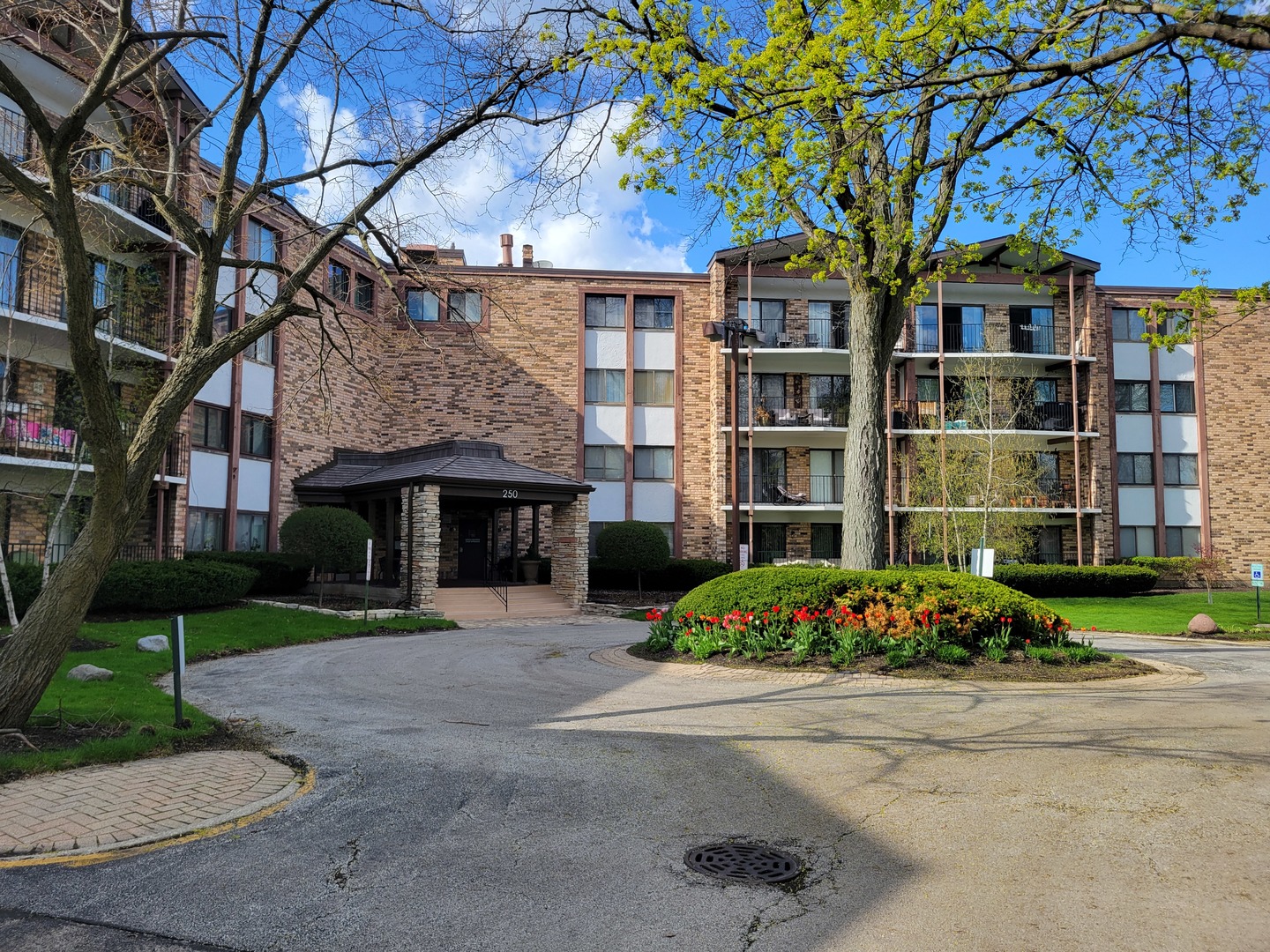 250 W PARLIAMENT Place #307, Mount Prospect, IL