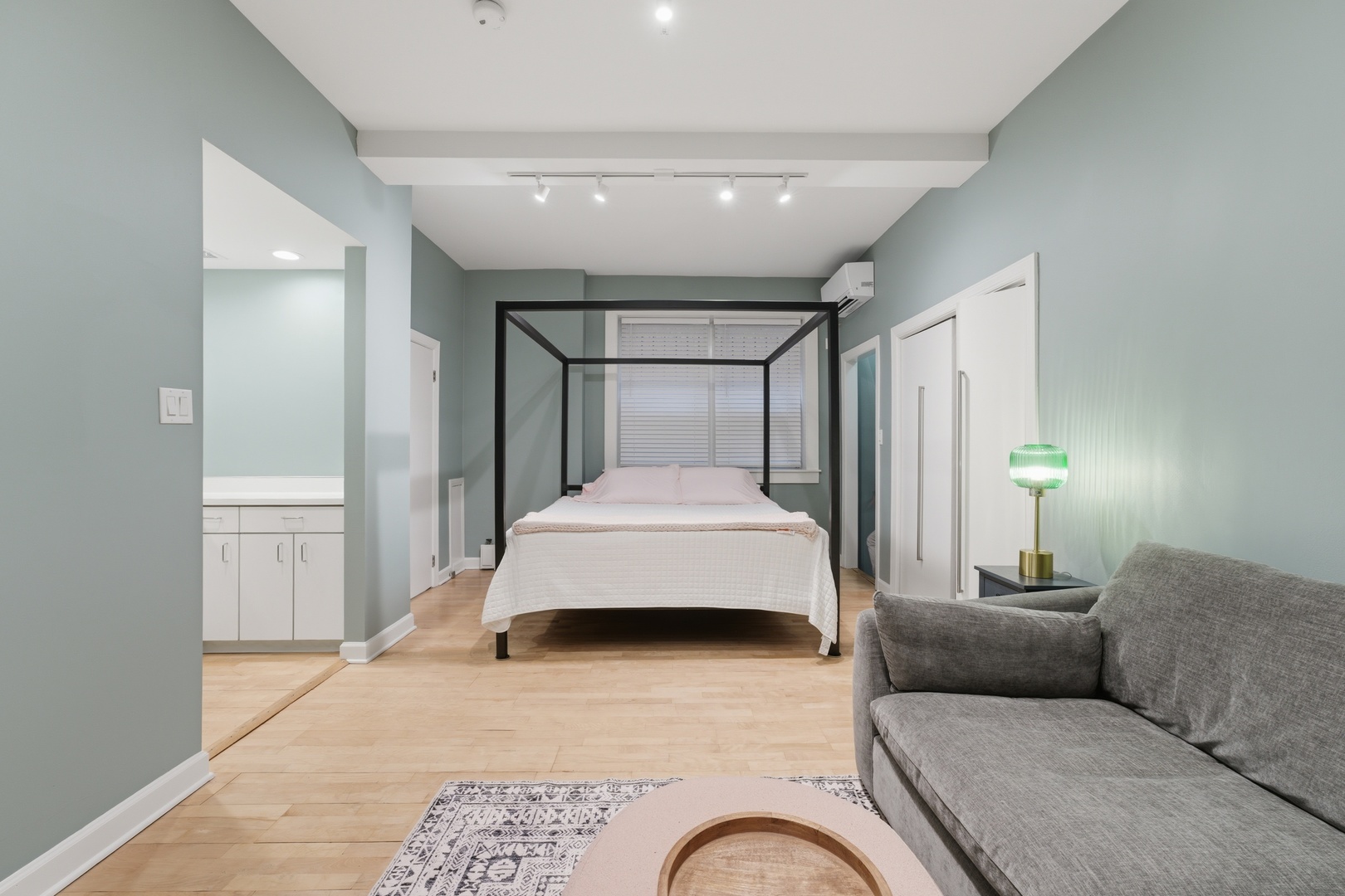 431 W Oakdale Avenue #1C, Chicago, IL