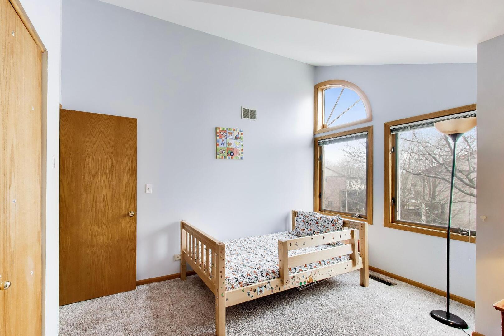 943 W Essex Place, Arlington Heights, IL