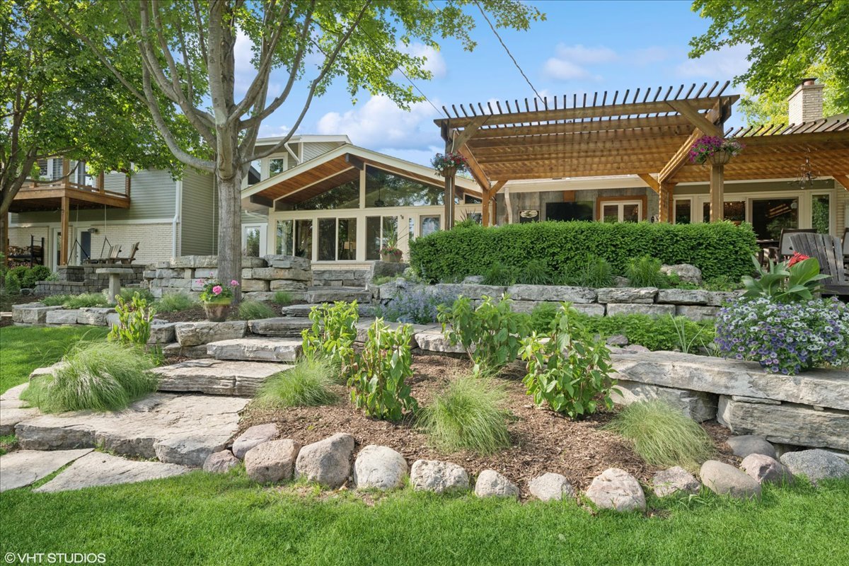 16 Lagoon Drive, Hawthorn Woods, IL