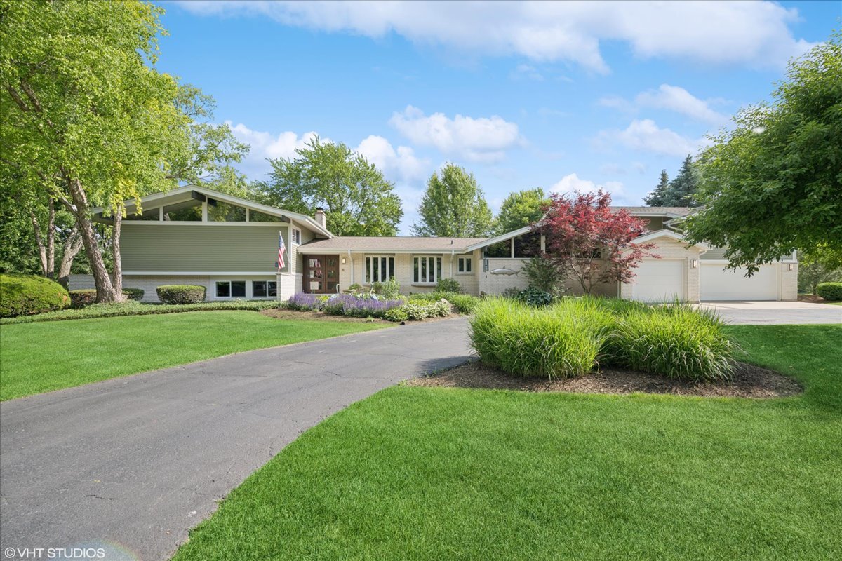 16 Lagoon Drive, Hawthorn Woods, IL