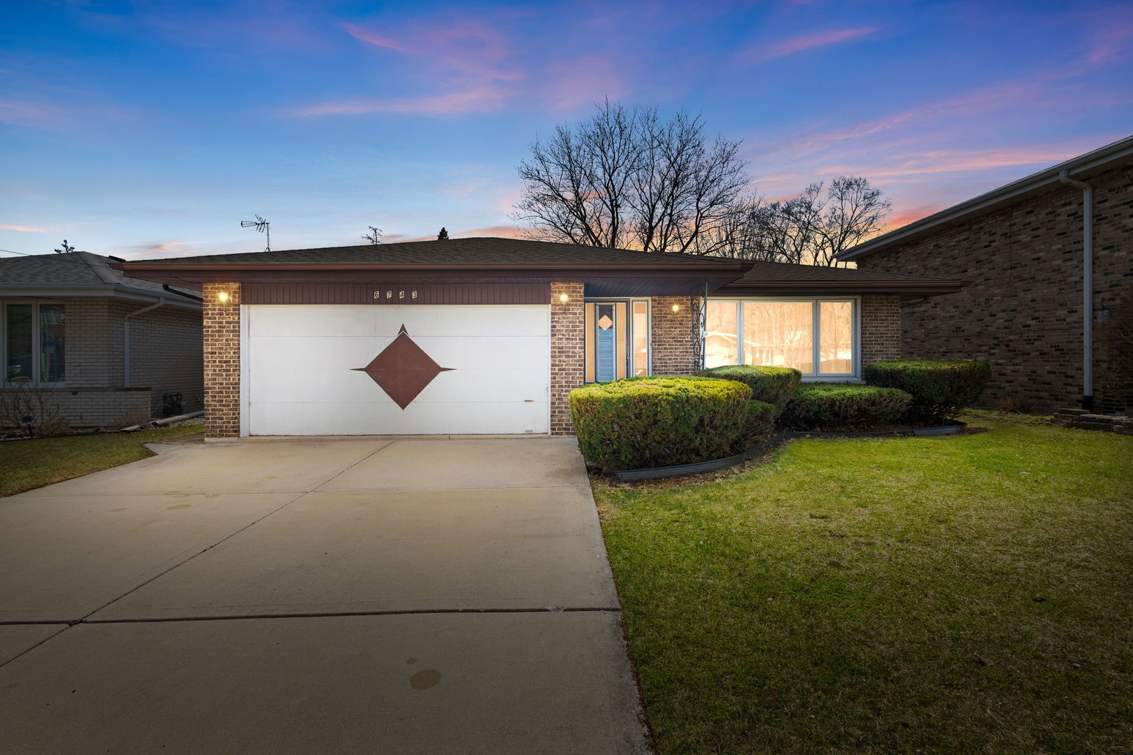 6743 W 89th Place, Oak Lawn, IL