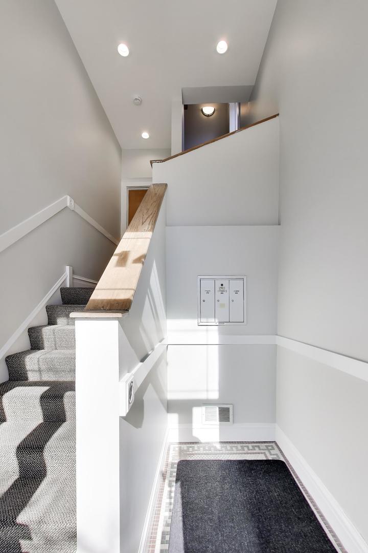 2114 W Byron Street #1, Chicago, IL