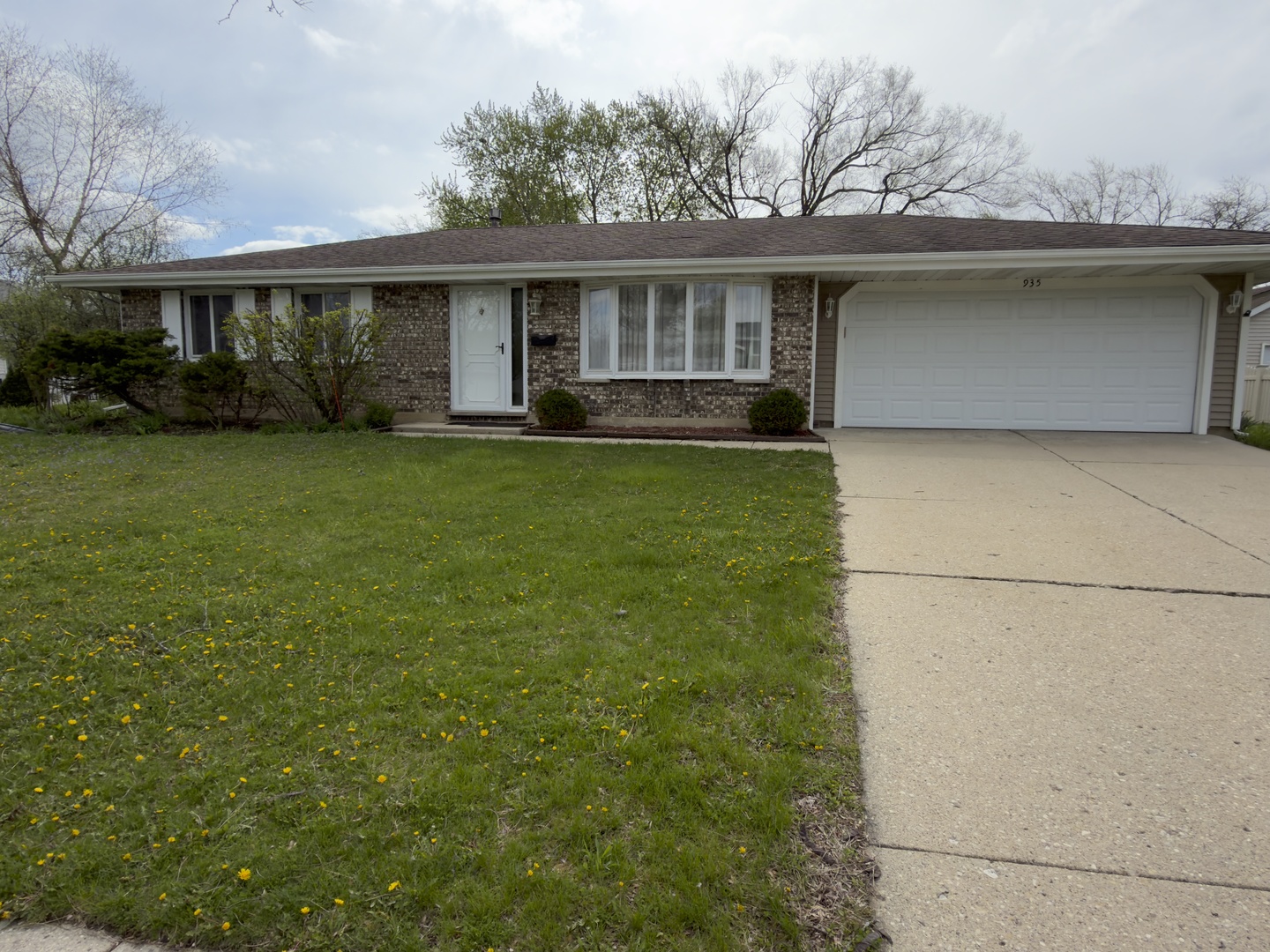 935 S CEDARCREST Drive, Schaumburg, IL