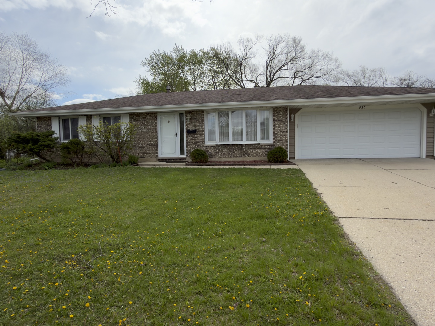 935 S CEDARCREST Drive, Schaumburg, IL