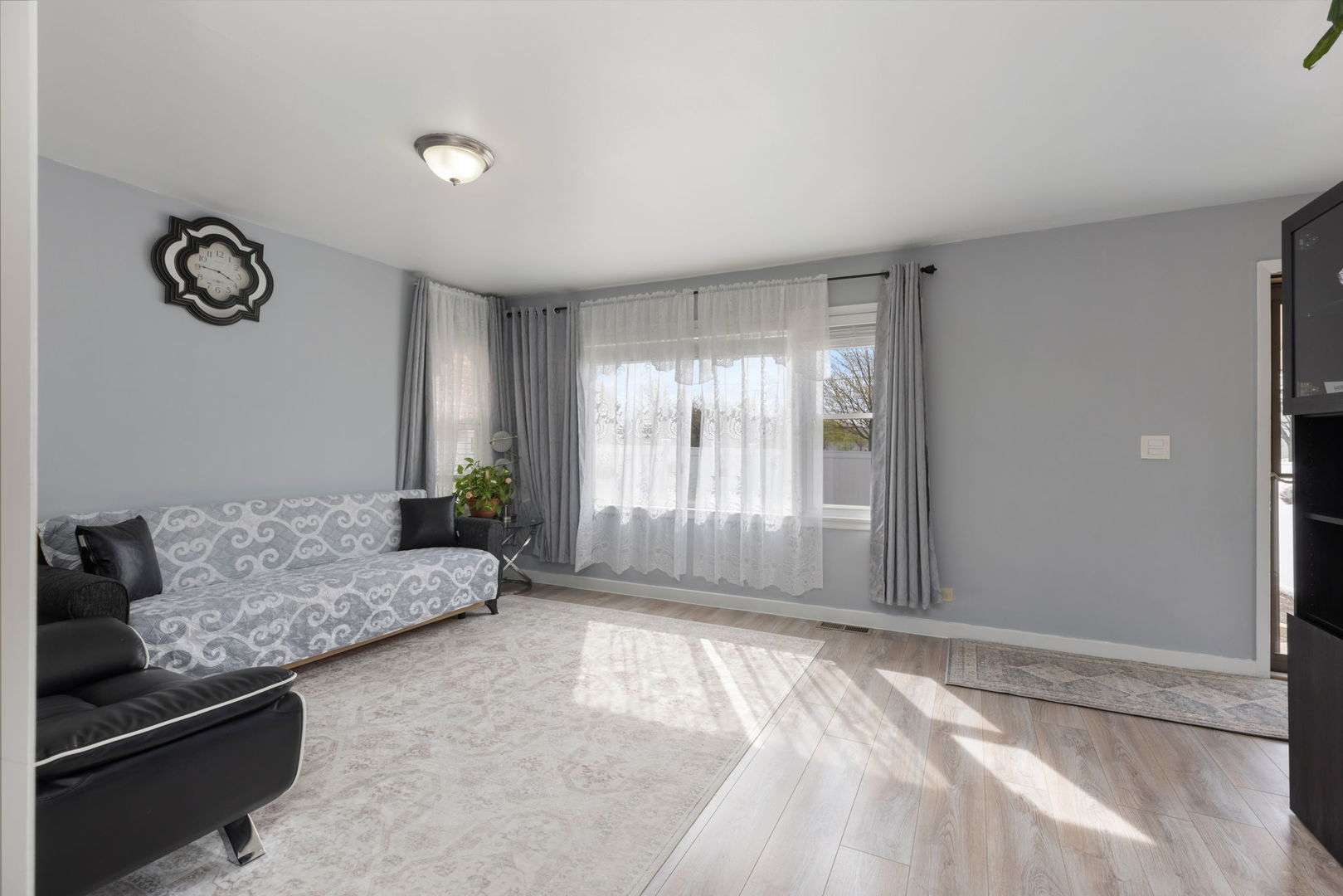 6718 W Forest Preserve Drive, Harwood Heights, IL