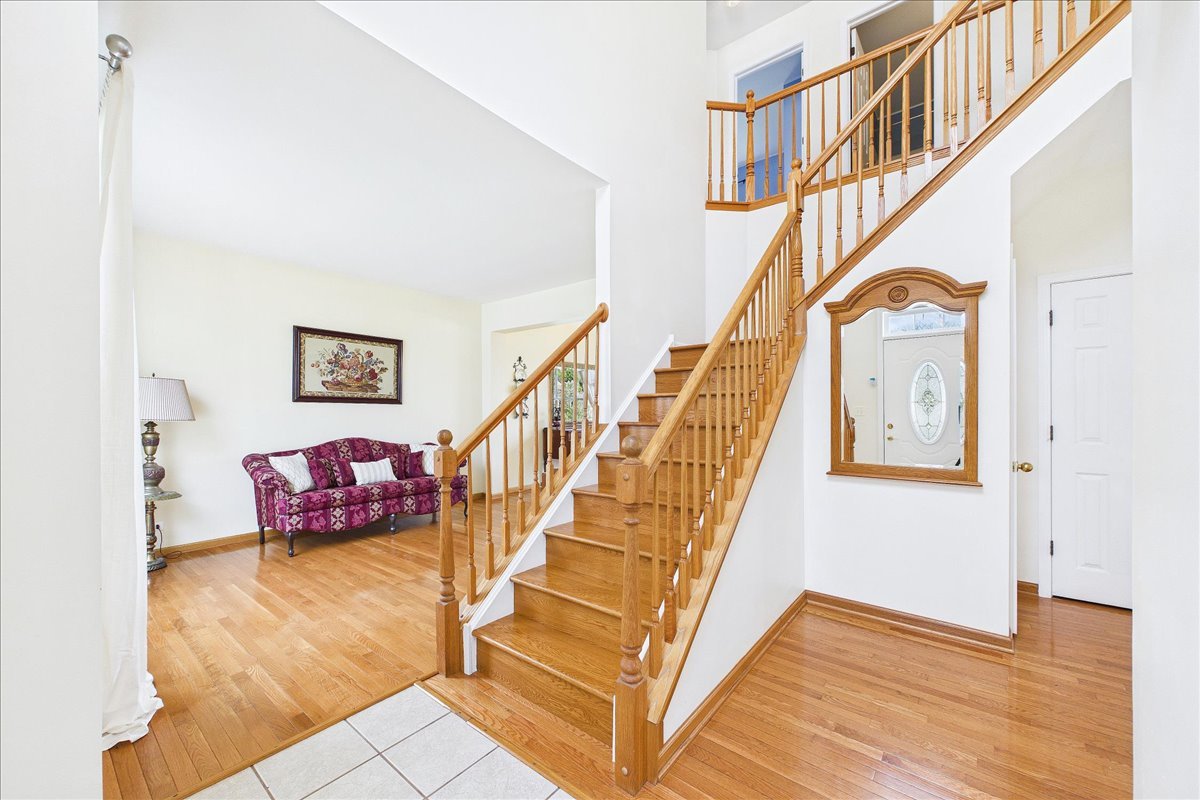 913 Meadowridge Drive, Aurora, IL