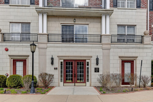 434 McDaniels Circle #402, Clarendon Hills, IL