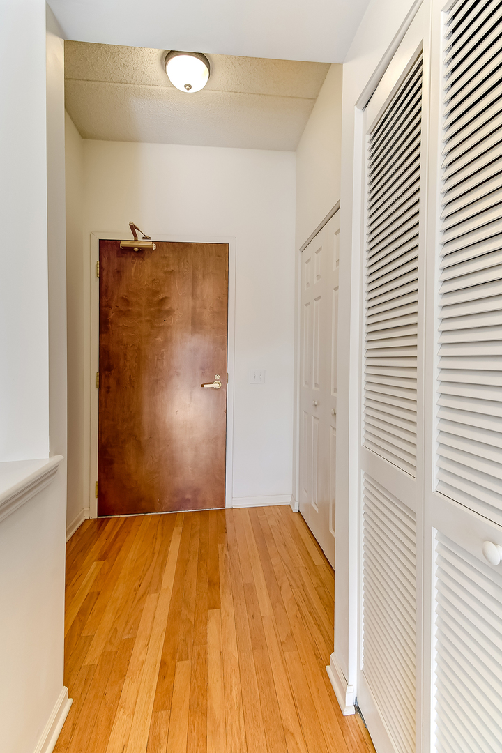 434 McDaniels Circle #402, Clarendon Hills, IL