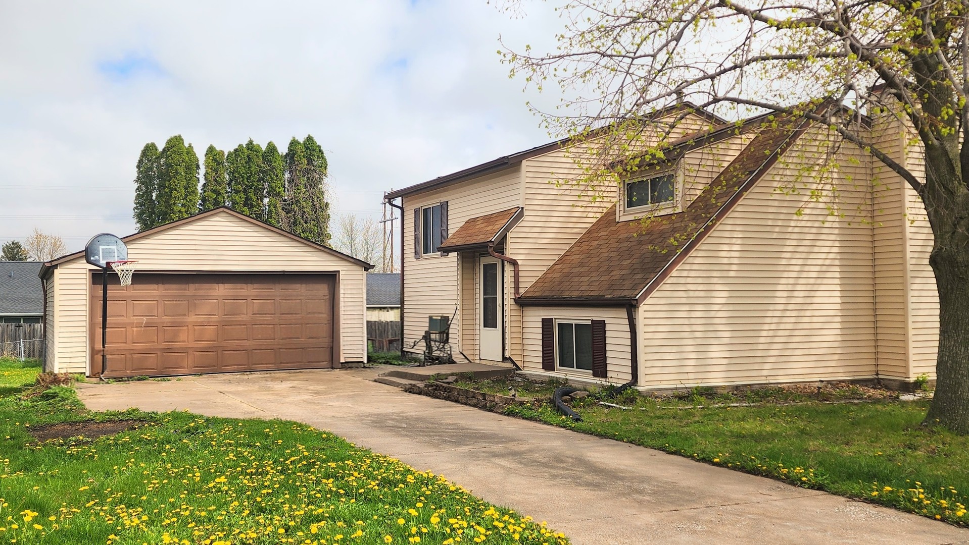 2122 W 58th Street, Davenport, IA