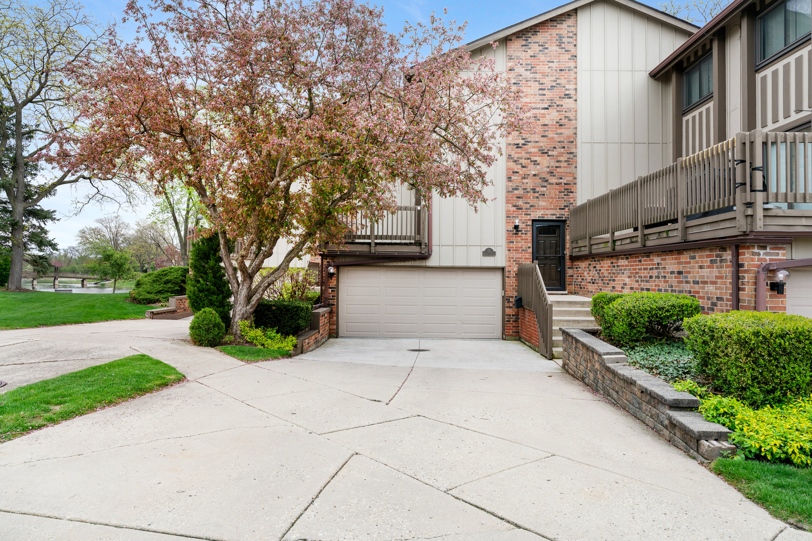 15 Windward Circle, Willowbrook, IL