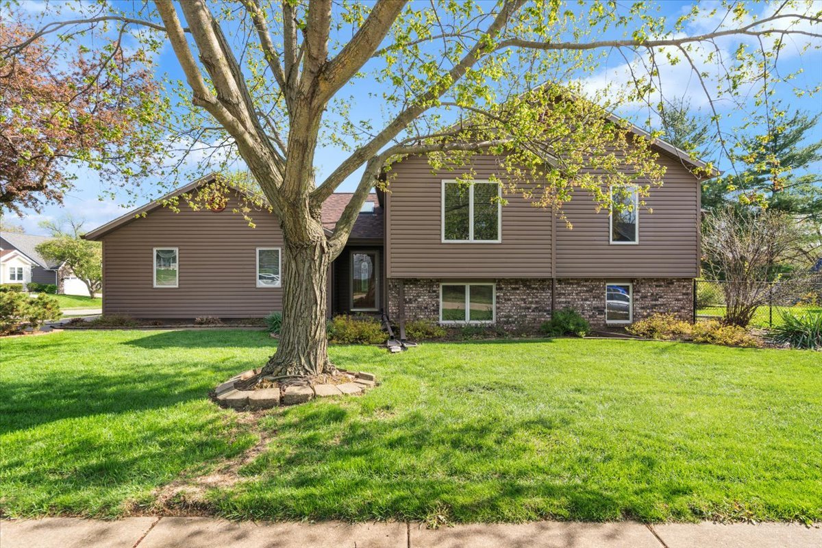 1005 W 57th Place, Davenport, IA