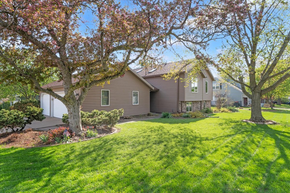 1005 W 57th Place, Davenport, IA