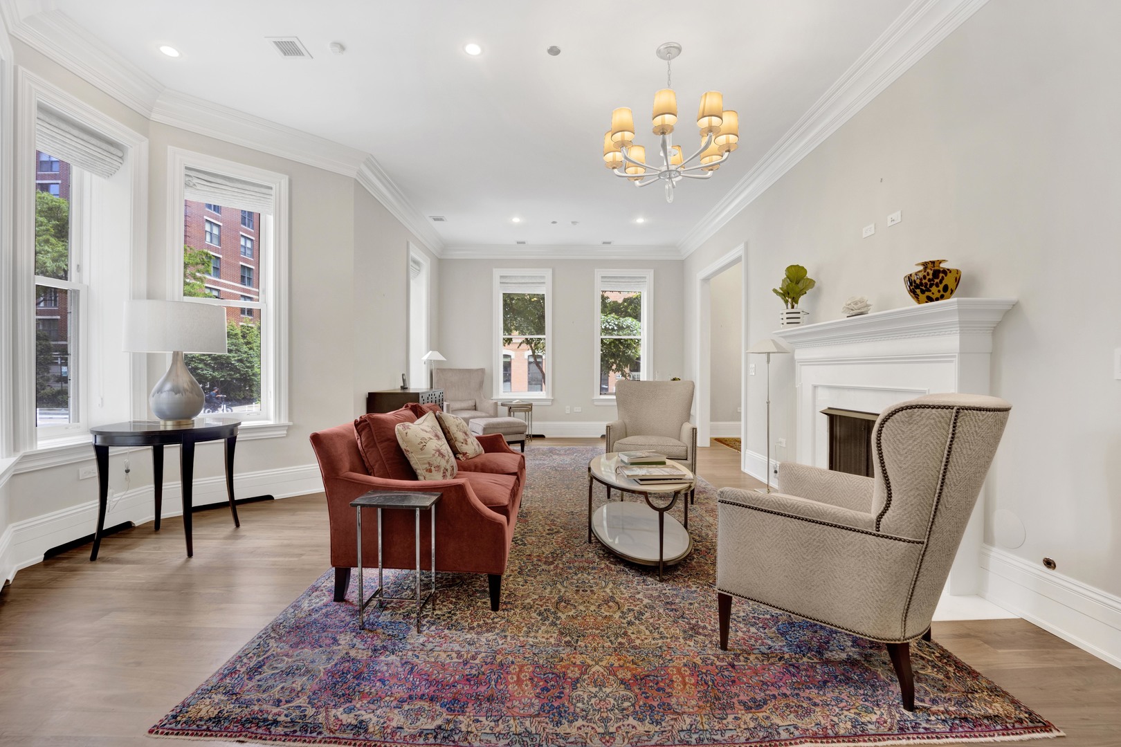 103 W Chestnut Street, Chicago, IL