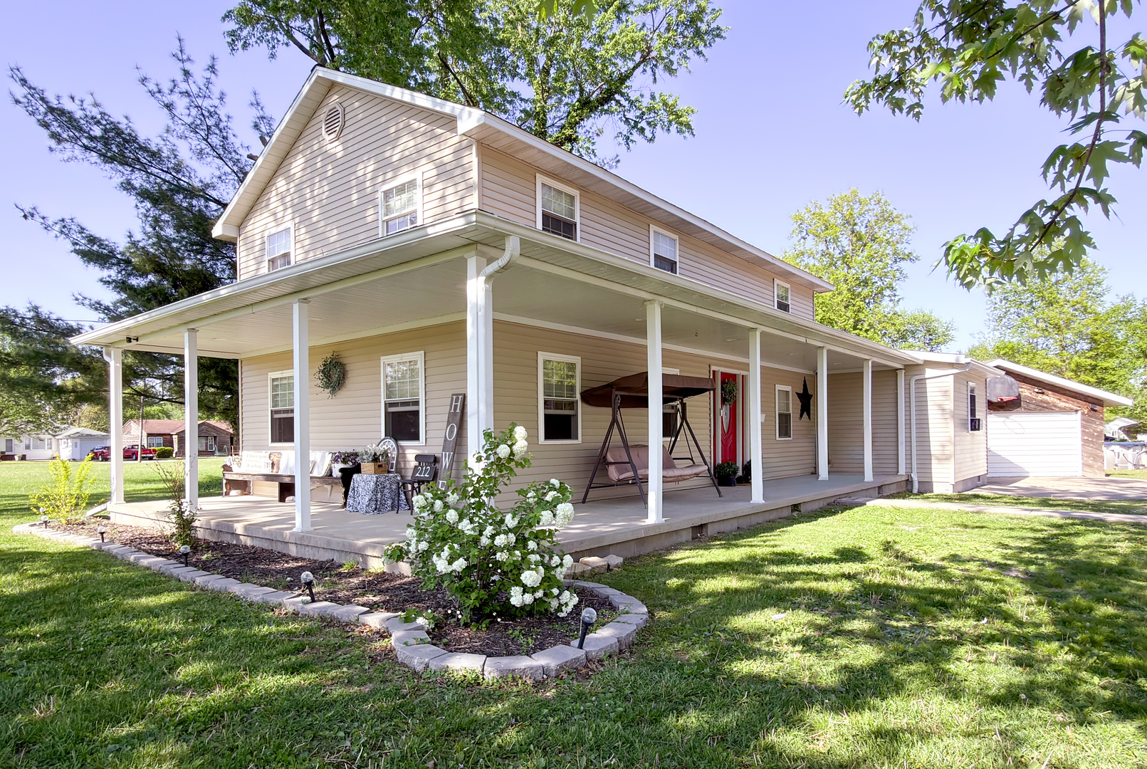 212 Oak Street, Flora, IL