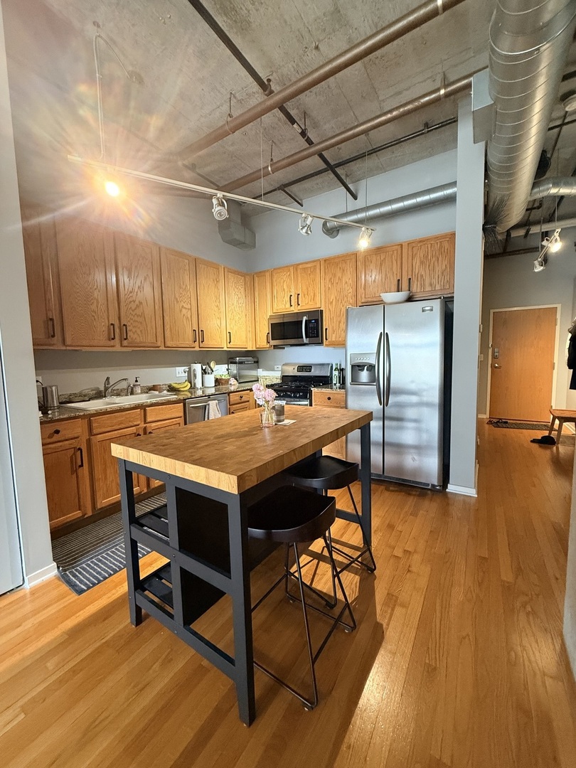 933 W Van Buren Street #823, Chicago, IL