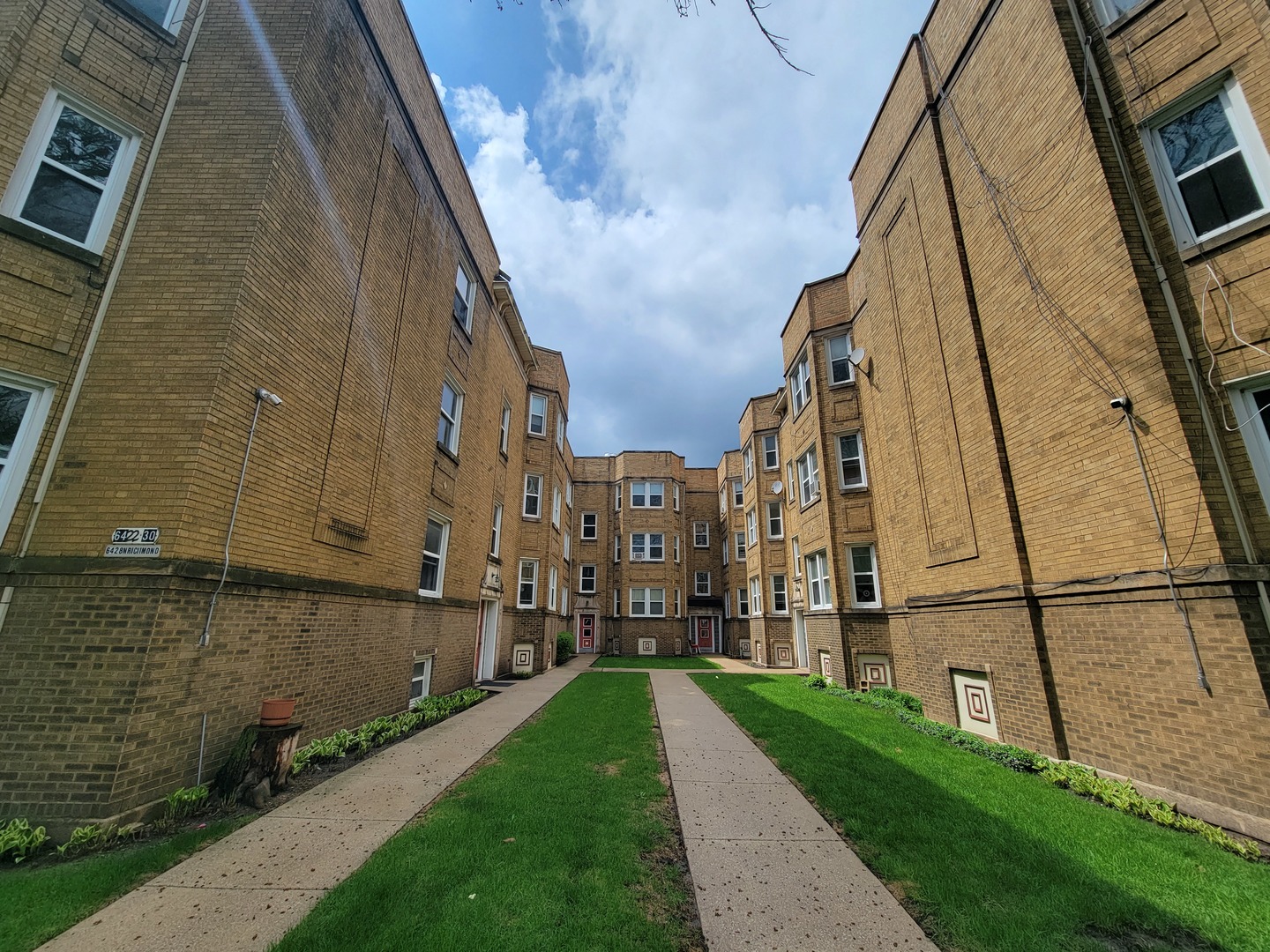 6430 N Richmond Street #2W, Chicago, IL