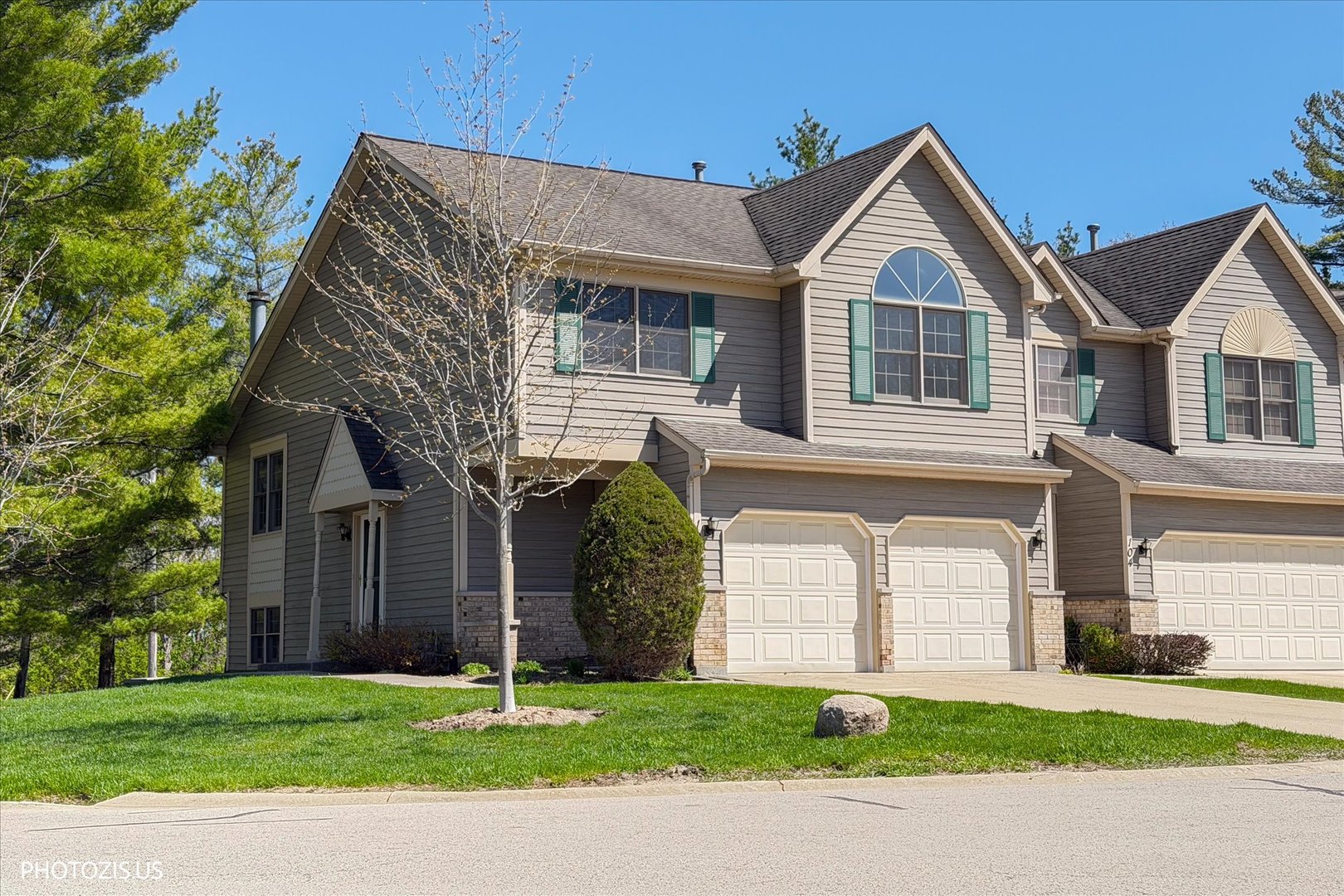 102 River Bluff Court, Carpentersville, IL