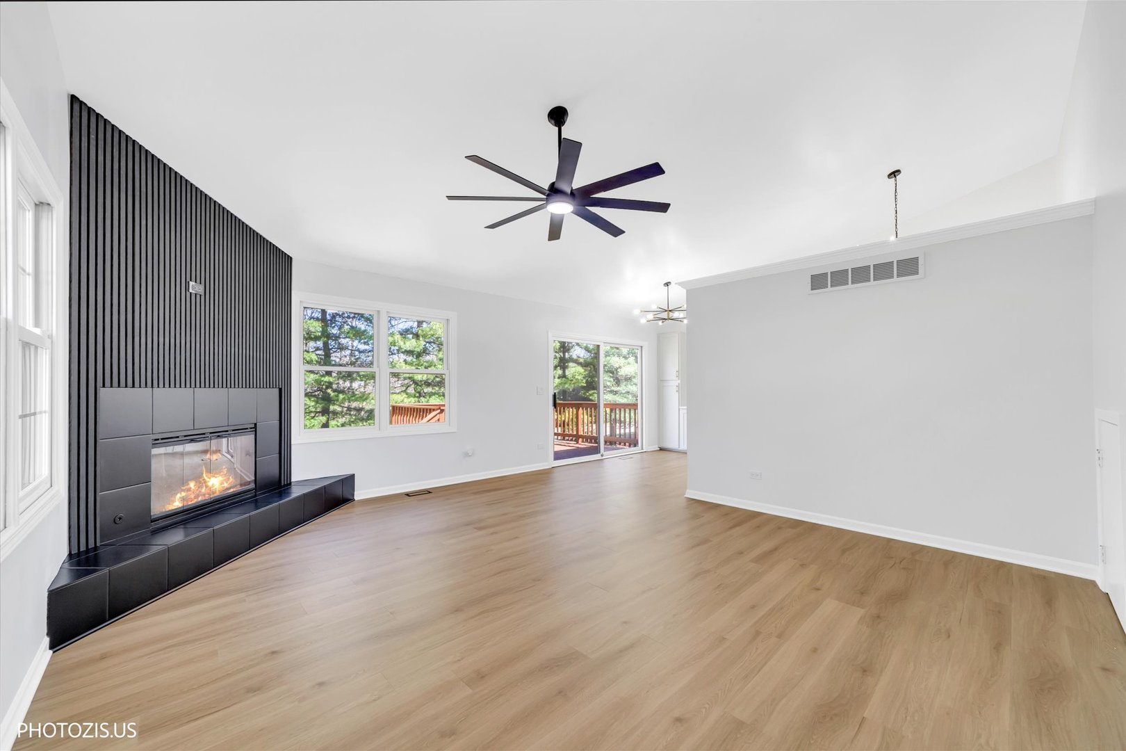 102 River Bluff Court, Carpentersville, IL