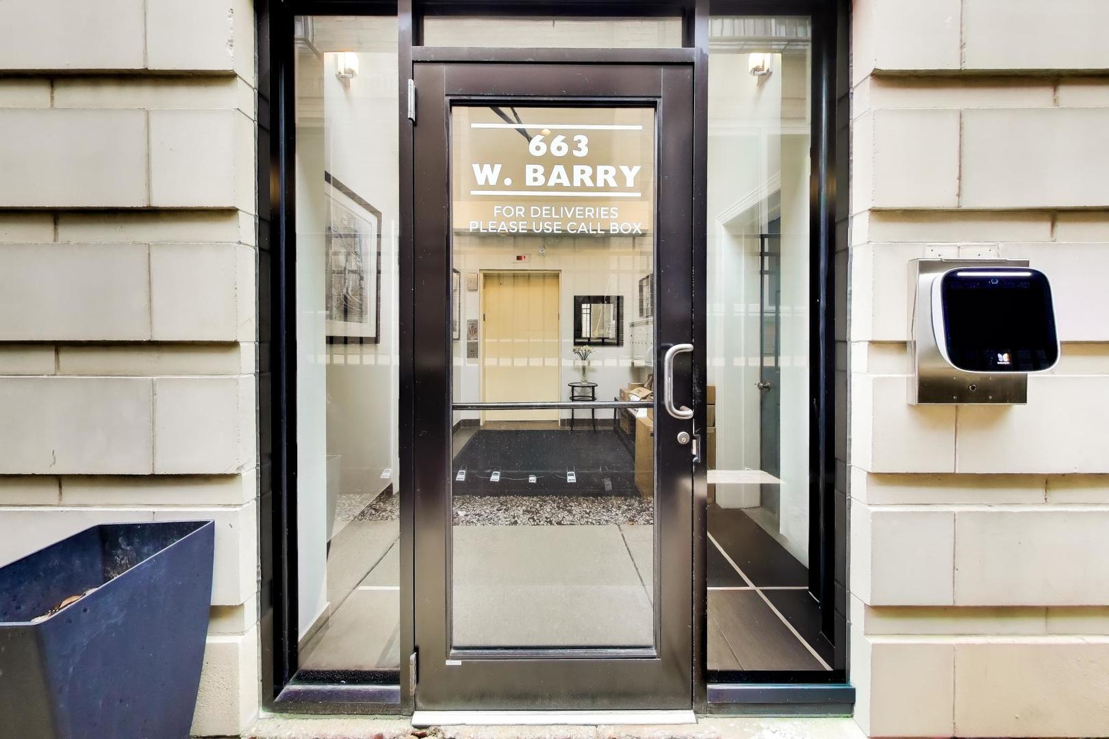 663 W Barry Avenue #4C, Chicago, IL