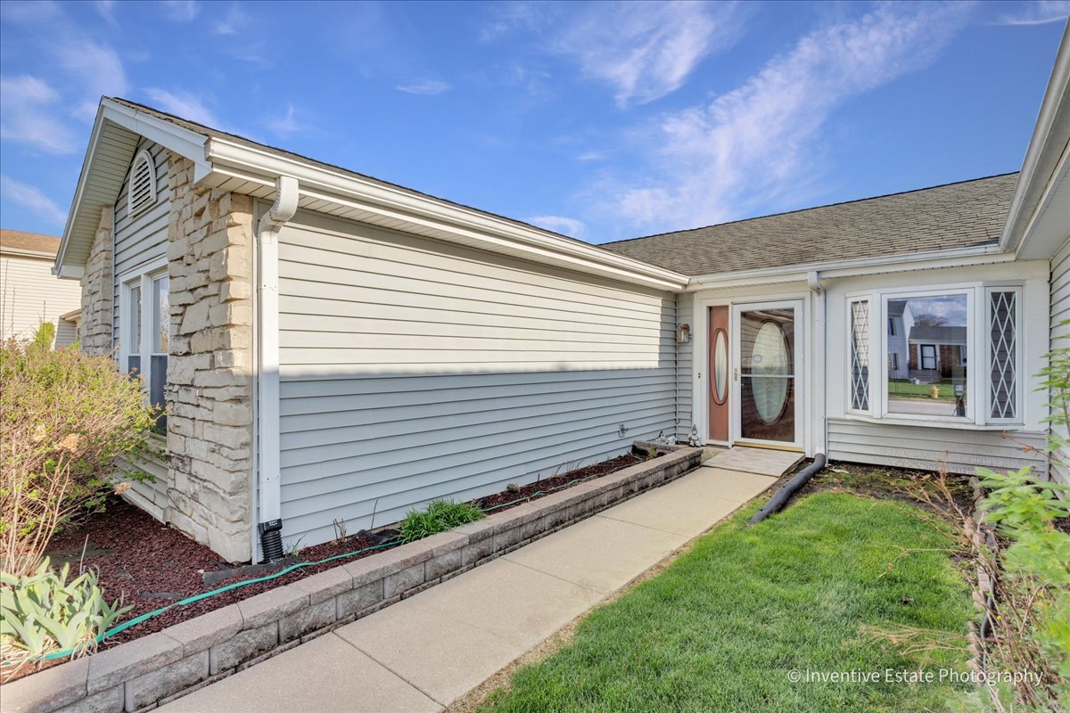 111 Brookside Drive, Glendale Heights, IL