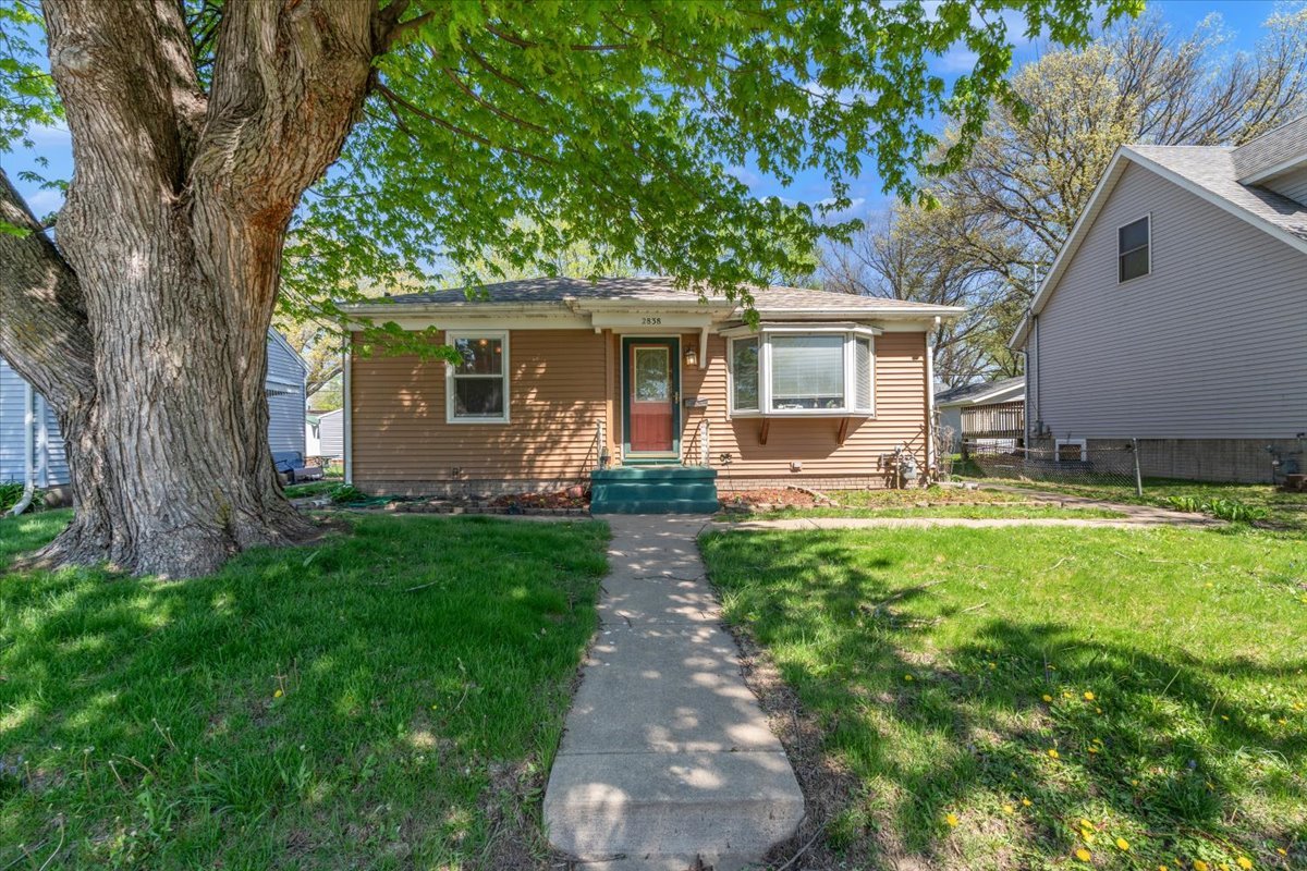 2838 Bellevue Avenue, Bettendorf, IA