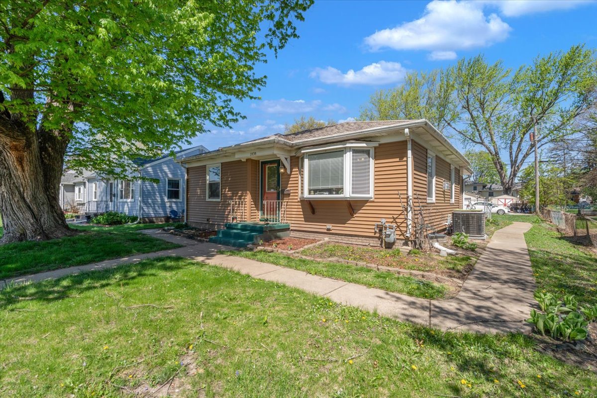 2838 Bellevue Avenue, Bettendorf, IA
