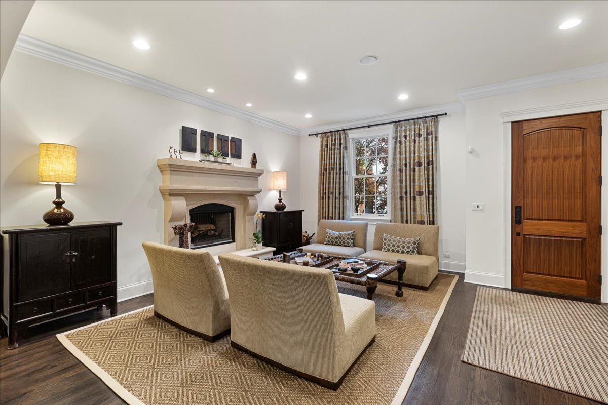 2122 W Melrose Street, Chicago, IL