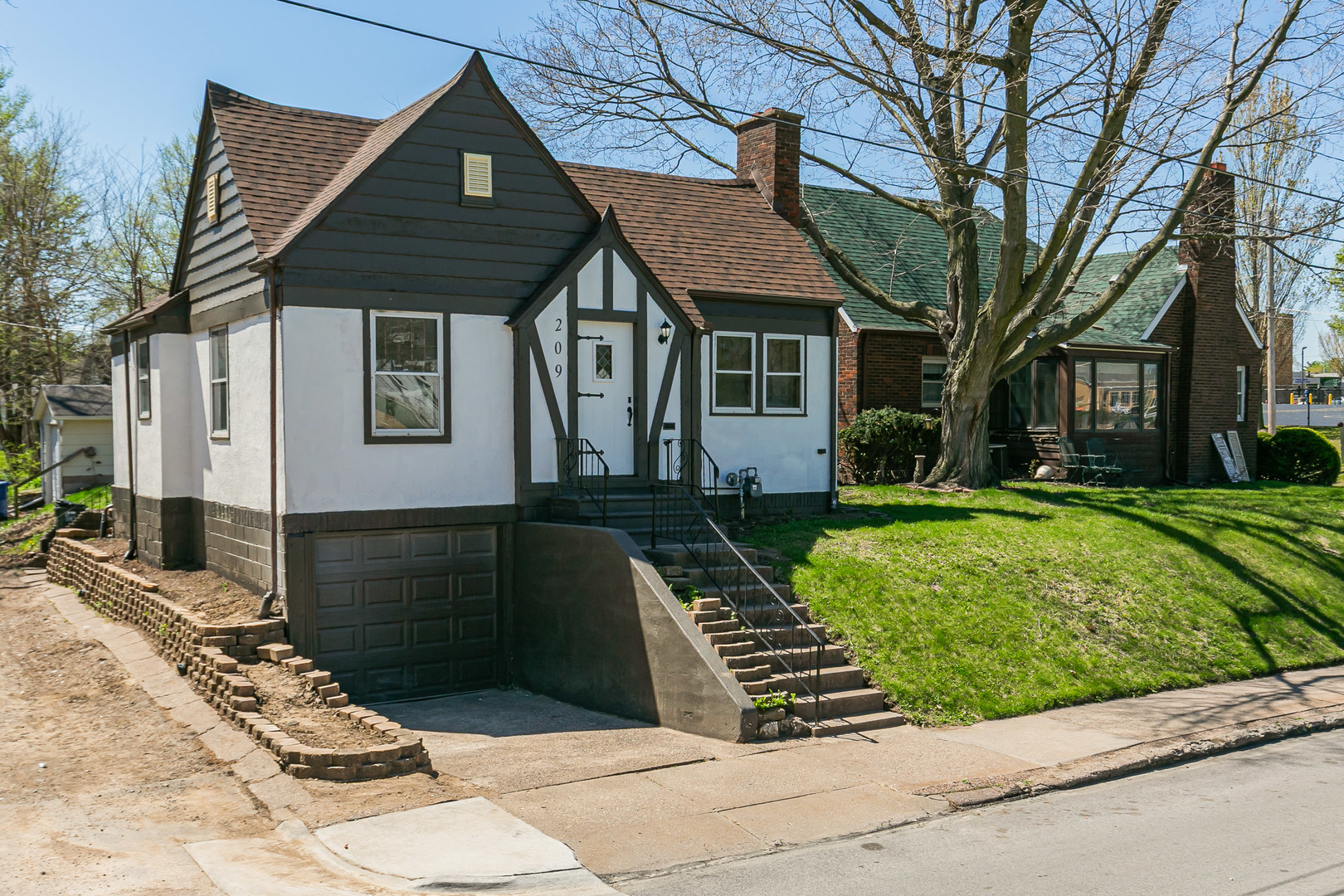 209 E Pleasant Street, Davenport, IA