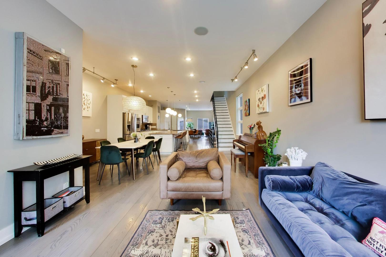 2241 W Melrose Street, Chicago, IL