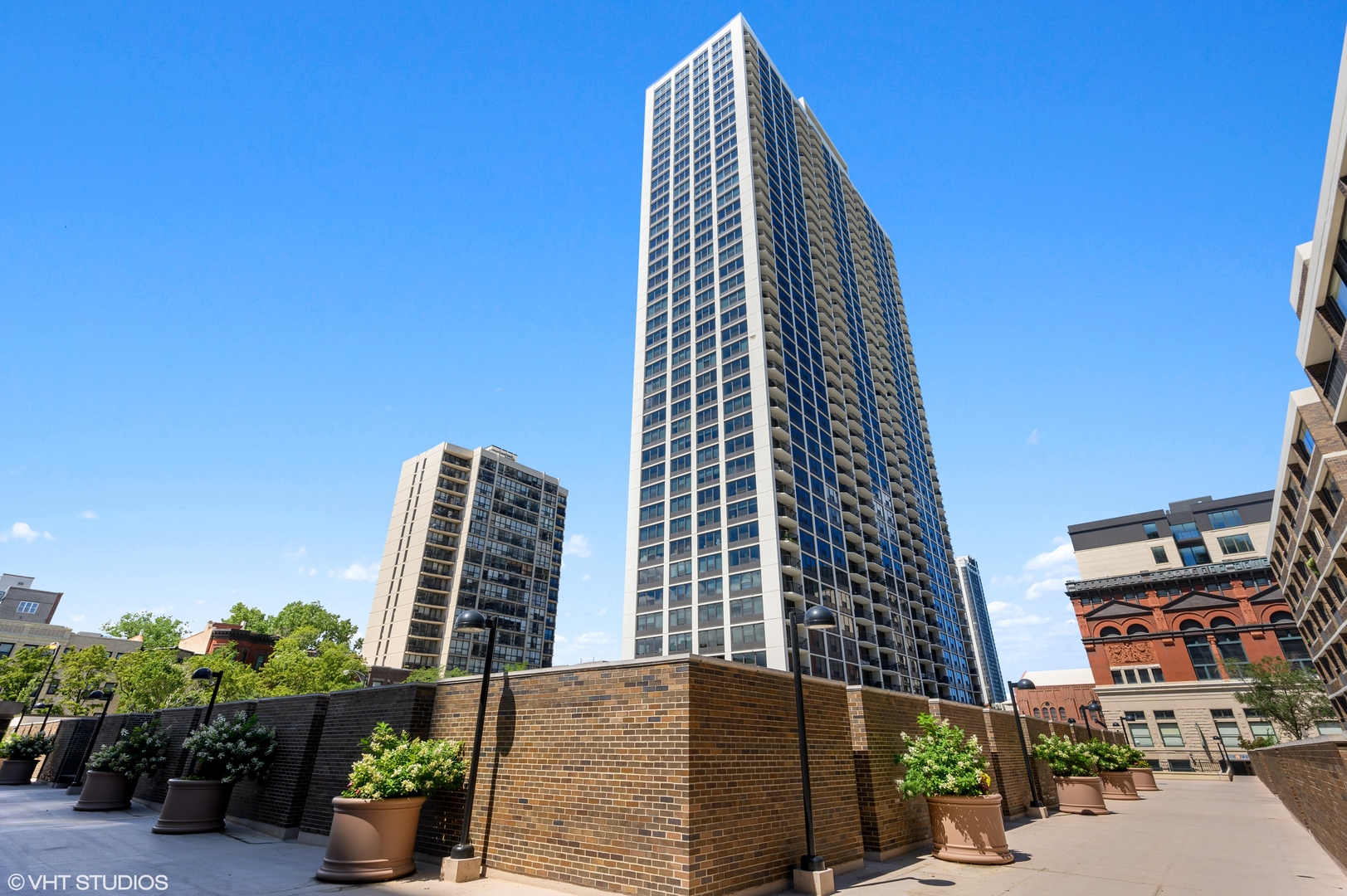 1560 N Sandburg Terrace #807, Chicago, IL