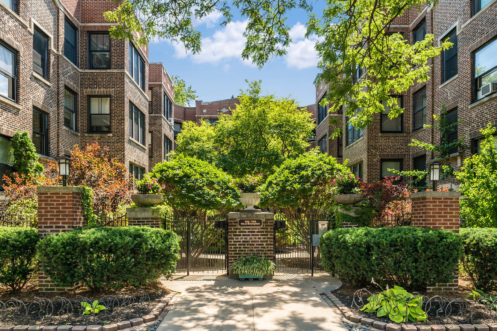 755 W Brompton Avenue #3N, Chicago, IL