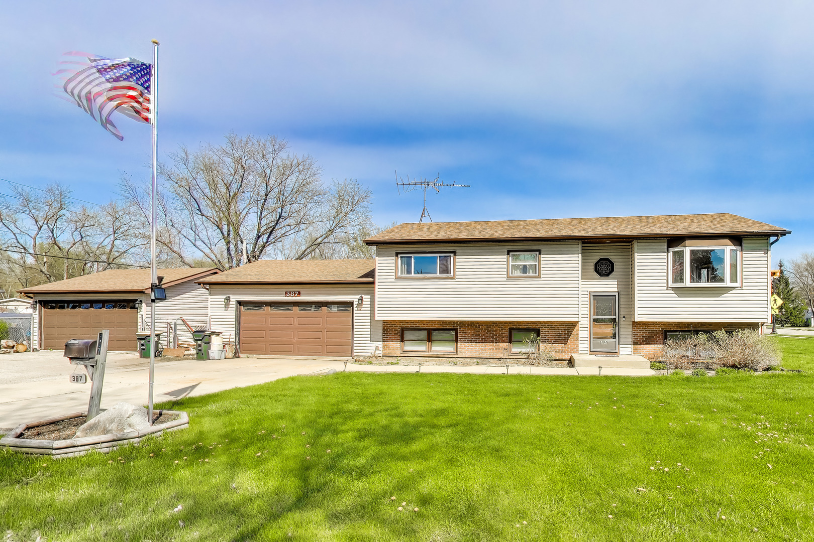 387 Lakewood Drive, Antioch, IL